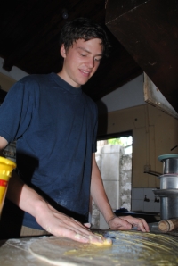 Sebastian Krog streicht den Brotteig ein. Der Daene hilft auf freiwilliger Basis einige Wochen im Waisenhaus mit.